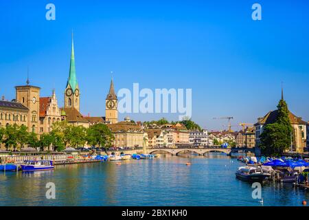Barche sul fiume Limmat, Fraumuenster chiesa, Muensterbruecke, Zurigo centro storico, Zurigo, Canton Zurigo, Svizzera Foto Stock
