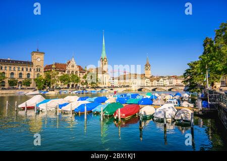 Barche sul fiume Limmat, Fraumuenster chiesa, Muensterbruecke, Zurigo centro storico, Zurigo, Canton Zurigo, Svizzera Foto Stock