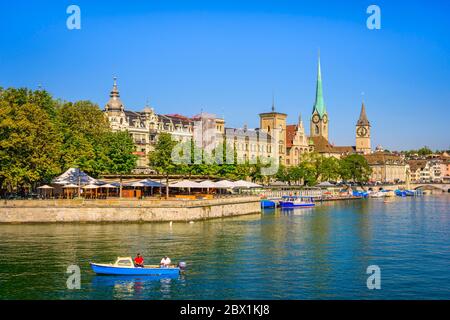 Barche sul fiume Limmat, Fraumuenster chiesa, Zurigo centro storico, Zurigo, Canton Zurigo, Svizzera Foto Stock