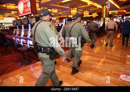 Las Vegas, Stati Uniti. 03 giugno 2020. Las Vegas, NV - 4 giugno 2020: La polizia cammina attraverso durante la grande riapertura del Red Rock Casino Resort & Spa alle 12:01 del 4 giugno 2020 a Las Vegas, Nevada. Credit: Peter Noble/The Photo Access Credit: The Photo Access/Alamy Live News Foto Stock