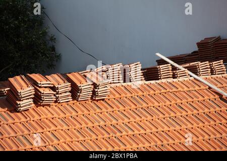 Riparazione di tetti in piastrelle per lavoratori edili giorno di sole Foto Stock