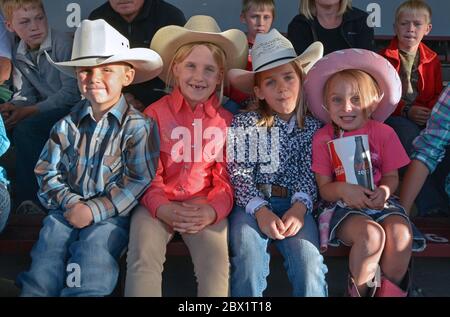 Ritratto di 4 bambini in cappelli da cowboy a Jackson Hole rodeo in Wyoming. Foto Stock