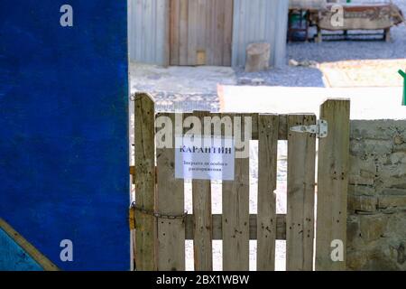 Segno di divieto durante la pandemia del virus della corona. Traduzione dei segni: Quarantena. Nessuna entrata. Concetto di discdanze sociali. Foto Stock