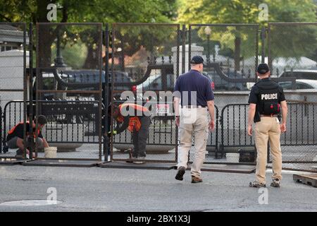 Washington DC, Stati Uniti. 4 Giugno 2020. Washington, DC si prepara per un altro giorno di proteste di George Floyd, barricando vari punti nell'area del D.C il 4 giugno 2020. Credit: Mpi34/Media Punch/Alamy Live News Foto Stock