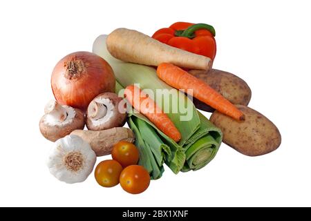 Selezione di verdure fresche, tra cui cipolle, aglio, pomodori, zenzero, funghi, porri, carote, pastinaca, peperone e patate su un bianco isolato Foto Stock