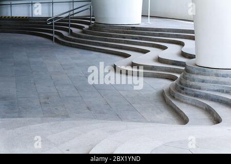 Scale curve in pietra grigia piena e colonne. Modello astratto urbano industriale Foto Stock