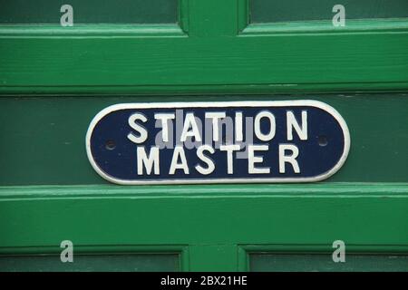 Il cartello sulla porta di un ufficio di master della stazione ferroviaria. Foto Stock