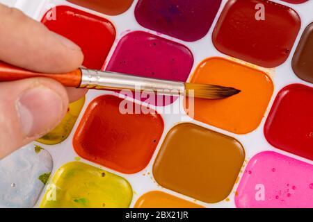 Set di vernici ad acquerello e spazzole sintetiche per la verniciatura. Processo di disegno. Foto Stock