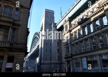 Il ponte Tyne sul fiume Tyne preso da Queen Street, Newcastle upon Tyne Foto Stock
