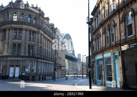 Il ponte Tyne sul fiume Tyne mostra Queen Street, Newcastle upon Tyne Foto Stock