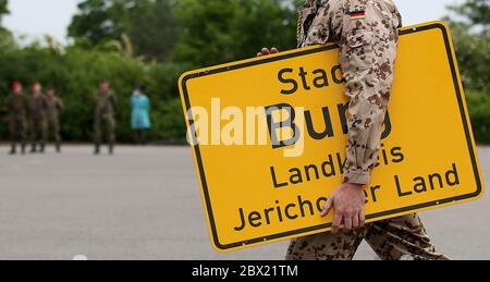 Burg, Germania. 04giugno 2020. Un sergente maggiore del Logistics Battaglione 171 porta un segno di nome-luogo della città di Burg durante un appello nella caserma di Clausewitz. Durante la chiamata, circa 150 soldati sono stati inviati in missione straniera in Afghanistan. Lo spiegamento del Battaglione logistico 171 di stanza a Burg fa parte della missione di addestramento NATO 'Resolute Support'. Credit: Ronny Hartmann/dpa/Alamy Live News Foto Stock