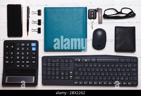 Accessori organizzati su tavolo in configurazione a maglia. Ufficio domestico Foto Stock