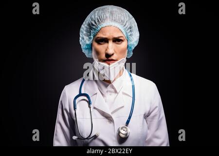 Ritratto foto di signora stanco doc funzionamento a tarda notte respirare aria fresca senza maschera facciale respiratore cattivo umore indossare laboratorio bianco cappotto chirurgico tappo Foto Stock