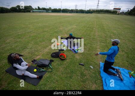Asha Philip con i suoi partner di formazione durante una sessione di formazione nel suo parco locale a Walthamstow, Londra, in quanto le sue strutture di formazione abituali a Londra orientale rimangono chiuse a causa del blocco del Covid-19. Foto Stock