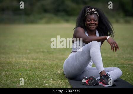 Asha Philip durante una sessione di allenamento nel suo parco locale a Walthamstow, Londra, poiché le sue strutture di formazione nella zona est di Londra rimangono chiuse a causa del blocco del Covid-19. Foto Stock