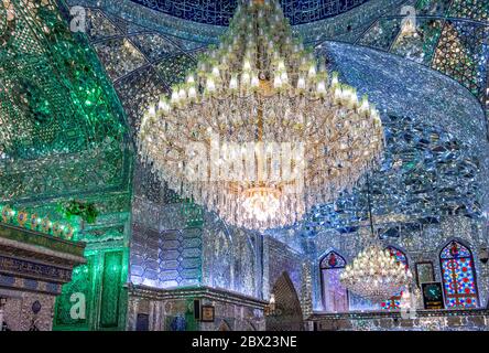 Santuario di Aramgah-e Shah-e Cheragh a Shiraz, Iran. Sayyed Mir Ahmad, uno dei 17 fratelli di Imam Reza, è stato cacciato e ucciso dal califfato su questo Foto Stock