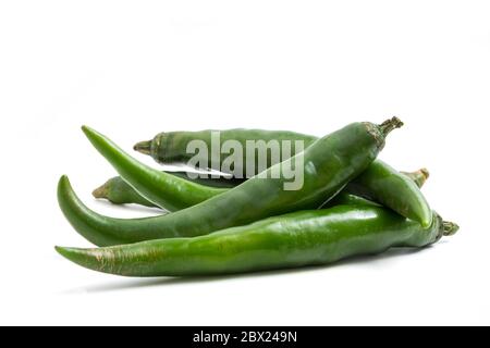 Peperoncino fresco verde su sfondo bianco. Foto Stock