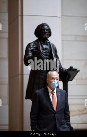 Il leader delle minoranze del Senato degli Stati Uniti Chuck Schumer (democratico di New York) si trova accanto alla statua di Frederick Douglass prima di un evento per commemorare la vita di George Floyd, Ahmaud Arbery e Breonna Taylor e di essere in solidarietà con gli americani di tutto il paese pacificamente protestando ingiustizia razziale nella Sala di emancipazione del Capitol Visitor Center a Capitol Hill a Washington, Distretto di Columbia, giovedì 4 giugno 2020. Credit: Ting Shen/CNP /MediaPunch Foto Stock