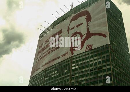 GDANSK, POLONIA - 10 GIUGNO 2009: Poster gigante su un grattacielo che onora Lech Walesa, con una foto di lui. Lech Walesa, fondatore della solidarnosc unio Foto Stock