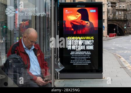 Edimburgo, Scozia, Regno Unito. 4 giugno 2020. Mentre il relax del Covid-19 continua in Scozia, sono aperti pochissimi negozi e aziende. Le strade rimangono tranquille e i pub e, con alcune eccezioni, i bar e i pub sono chiusi. Nella foto, messaggi di avvertimento Coronavirus alla fermata dell'autobus. Iain Masterton/Alamy Live News Foto Stock