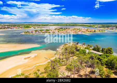 Bella laguna vicino alla città di Nin in Dalmazia, Croazia. Vista aerea della costa adriatica e delle acque turchesi e del cielo blu con le nuvole. Foto Stock