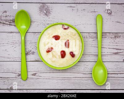 Sewai o kheer consumati in occasione di festival eid o indiani. Servito con condimenti di ciliegia rossa in una ciotola verde. Foto Stock