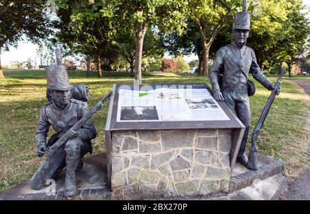 Statua di bronzo del corpo reale dello Stato durante la costruzione del canale militare The Hythe UK Foto Stock