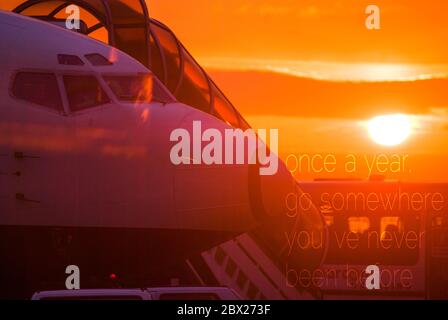 Aereo pronto a decollo al mattino, con bella alba e un preventivo di viaggio, una volta in un anno andare da qualche parte non siete mai stati prima, viaggio c Foto Stock