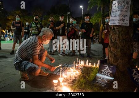 Hong Kong, Hong Kong, Cina. 4 Giugno 2020. Le folle si riuniscono a Victoria Park Hong Kong per una veglia in vista del 31° anniversario della protesta studentesca di Piazza Tiananmen a Pechino. Tradizionalmente Hong Kong è il sito del più grande servizio commemorativo del massacro di Tiananmen del 4 giugno. Quest'anno al raduno è stata negata l'approvazione della polizia sotto l'allontanamento sociale del Covid-19 regole messe in atto dal governo; una mossa vista come politica in una regione di pochi casi. Credit: Jayne Russell/ZUMA Wire/Alamy Live News Foto Stock