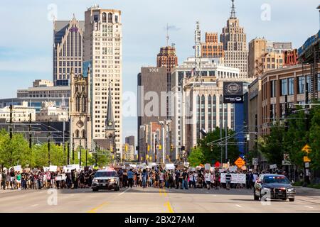 Detroit, Stati Uniti. 03 giugno 2020. Detroit, Michigan - per il sesto giorno di fila, i manifestanti hanno marciato a Detroit per protestare contro la brutalità della polizia e l'uccisione di George Floyd a Minneapolis. Credit: Jim West/Alamy Live News Foto Stock