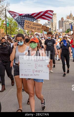 Detroit, Stati Uniti. 03 giugno 2020. Detroit, Michigan - per il sesto giorno di fila, i manifestanti hanno marciato a Detroit per protestare contro la brutalità della polizia e l'uccisione di George Floyd a Minneapolis. Credit: Jim West/Alamy Live News Foto Stock