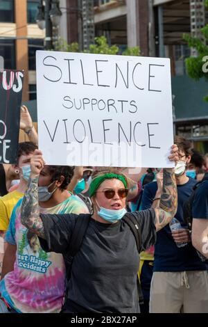 Detroit, Stati Uniti. 03 giugno 2020. Detroit, Michigan - per il sesto giorno di fila, i manifestanti hanno marciato a Detroit per protestare contro la brutalità della polizia e l'uccisione di George Floyd a Minneapolis. Credit: Jim West/Alamy Live News Foto Stock