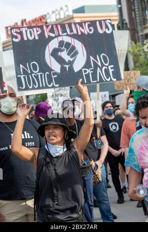 Detroit, Stati Uniti. 03 giugno 2020. Detroit, Michigan - per il sesto giorno di fila, i manifestanti hanno marciato a Detroit per protestare contro la brutalità della polizia e l'uccisione di George Floyd a Minneapolis. Credit: Jim West/Alamy Live News Foto Stock