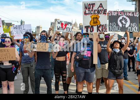 Detroit, Stati Uniti. 03 giugno 2020. Detroit, Michigan - per il sesto giorno di fila, i manifestanti hanno marciato a Detroit per protestare contro la brutalità della polizia e l'uccisione di George Floyd a Minneapolis. Credit: Jim West/Alamy Live News Foto Stock