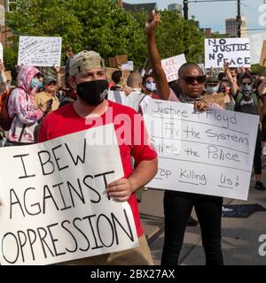 Detroit, Stati Uniti. 03 giugno 2020. Detroit, Michigan - per il sesto giorno di fila, i manifestanti hanno marciato a Detroit per protestare contro la brutalità della polizia e l'uccisione di George Floyd a Minneapolis. Credit: Jim West/Alamy Live News Foto Stock