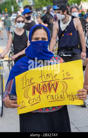 Detroit, Stati Uniti. 03 giugno 2020. Detroit, Michigan - per il sesto giorno di fila, i manifestanti hanno marciato a Detroit per protestare contro la brutalità della polizia e l'uccisione di George Floyd a Minneapolis. Credit: Jim West/Alamy Live News Foto Stock