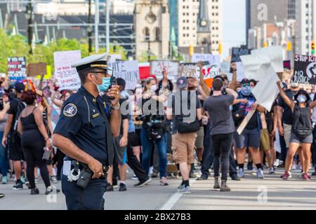 Detroit, Stati Uniti. 03 giugno 2020. Detroit, Michigan - per il sesto giorno di fila, i manifestanti hanno marciato a Detroit per protestare contro la brutalità della polizia e l'uccisione di George Floyd a Minneapolis. Credit: Jim West/Alamy Live News Foto Stock