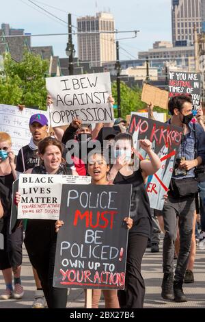 Detroit, Stati Uniti. 03 giugno 2020. Detroit, Michigan - per il sesto giorno di fila, i manifestanti hanno marciato a Detroit per protestare contro la brutalità della polizia e l'uccisione di George Floyd a Minneapolis. Credit: Jim West/Alamy Live News Foto Stock