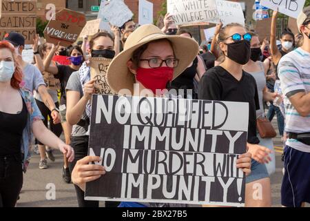 Detroit, Stati Uniti. 03 giugno 2020. Detroit, Michigan - per il sesto giorno di fila, i manifestanti hanno marciato a Detroit per protestare contro la brutalità della polizia e l'uccisione di George Floyd a Minneapolis. Credit: Jim West/Alamy Live News Foto Stock