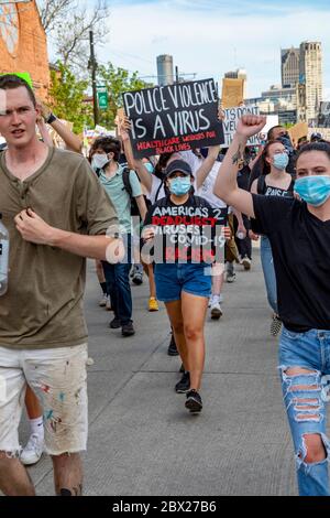 Detroit, Stati Uniti. 03 giugno 2020. Detroit, Michigan - per il sesto giorno di fila, i manifestanti hanno marciato a Detroit per protestare contro la brutalità della polizia e l'uccisione di George Floyd a Minneapolis. Credit: Jim West/Alamy Live News Foto Stock