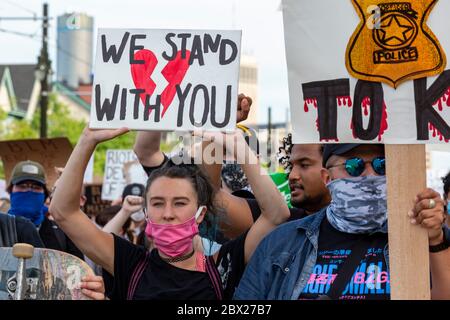 Detroit, Stati Uniti. 03 giugno 2020. Detroit, Michigan - per il sesto giorno di fila, i manifestanti hanno marciato a Detroit per protestare contro la brutalità della polizia e l'uccisione di George Floyd a Minneapolis. Credit: Jim West/Alamy Live News Foto Stock