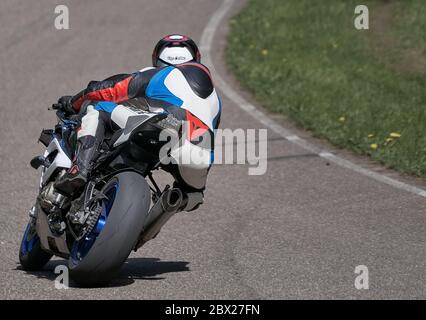 25-05-2020 riga, Lettonia. Il motociclista va su strada, vista laterale, closeup. Foto Stock