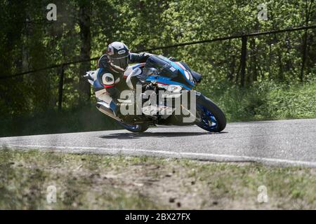 25-05-2020 riga, Lettonia. Il motociclista va su strada, vista laterale, closeup. Foto Stock