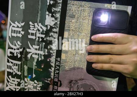 Causeway Bay, Hong Kong. 04, Giugno 2020. Attivista tenere il telefono in veglia tradizionale il 4 giugno memorializzando le proteste in piazza Tiananmen. © Danny Tsai / Alamy Live News Foto Stock