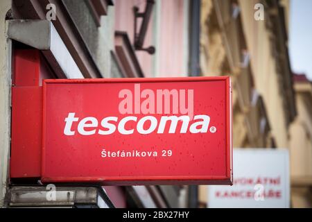 PRAGA, CZECHIA - 2 NOVEMBRE 2019: Logo Tescoma di fronte al loro negozio locale nel centro di Praga. Tescoma è un marchio ceco di utensili da cucina e cucina Foto Stock