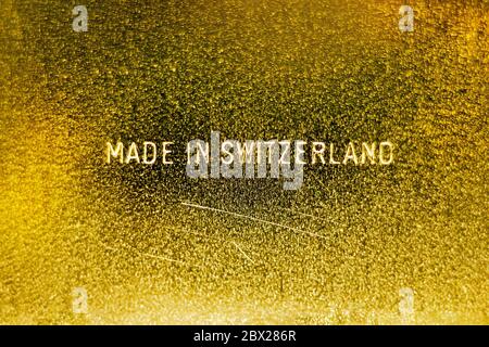 Realizzato in Svizzera inciso su superficie dorata Foto Stock