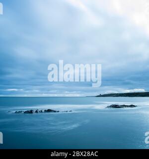 Long Explsoure di una distante Howick Bathing House, costa del Northumberland, a nord-est dell'Inghilterra. Foto Stock