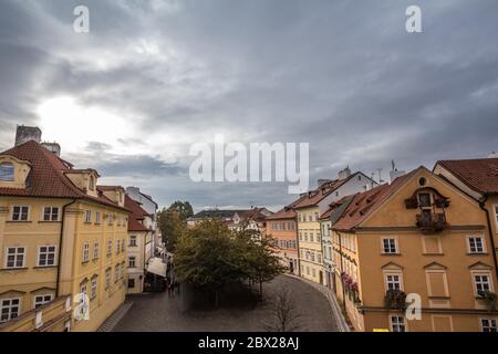 Panorama di via Na Kampe e piazza sull'isola di Kampa, nel quartiere di Mala Strana, nella città vecchia di Praga, un importante punto di riferimento turistico. Immagine di Foto Stock