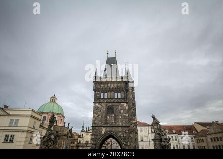 Torre del ponte della città vecchia di Charles Bridge (Karluv Most), o staromestska mostecka vez a Praga Repubblica Ceca, visto dal di sotto, con un grigio nuvoloso aut Foto Stock