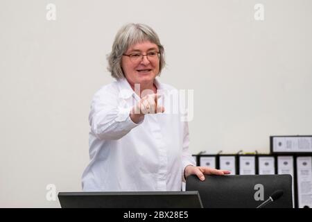 Coblenza, Germania. 04giugno 2020. Il giudice Anne Curber è in piedi in una sala del tribunale distrettuale. In tribunale è proseguito un processo contro due sospetti membri del servizio segreto siriano su accuse di tortura. Si dice che gli uomini di 57 e 44 anni abbiano commesso crimini contro l'umanità, tra l'altro. Si dice che questo sia il primo processo criminale del mondo per presunte torture di Stato siriano. Credit: Thomas Lohnes/AFP/POOL/dpa/Alamy Live News Foto Stock